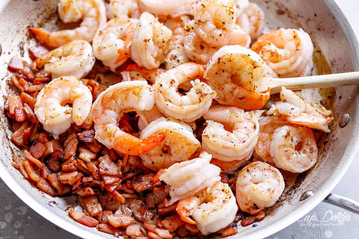 How to make shrimp Alfredo with bacon | cafedelites.com