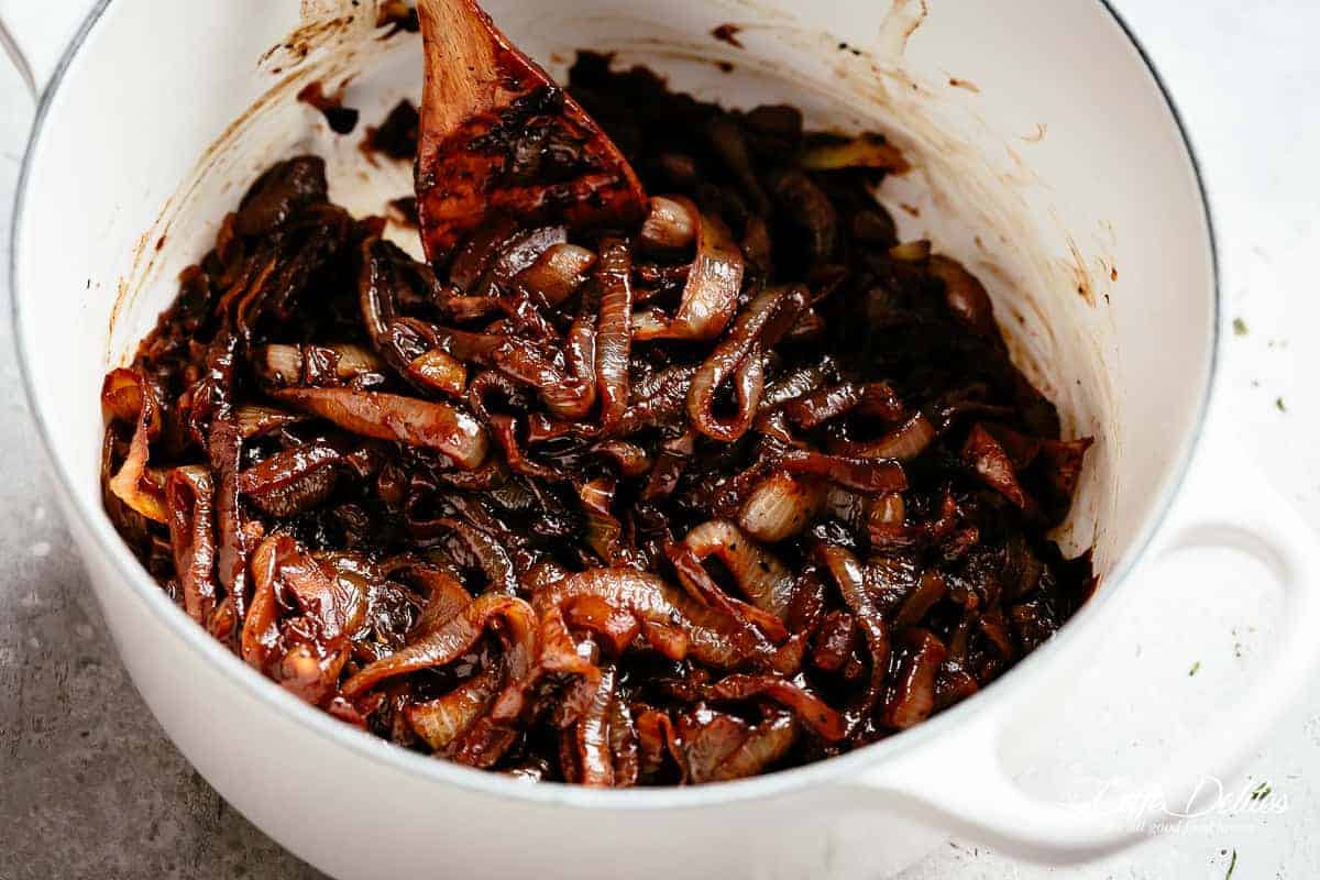 Caramelized onions for French onion soup | cafedelites.com